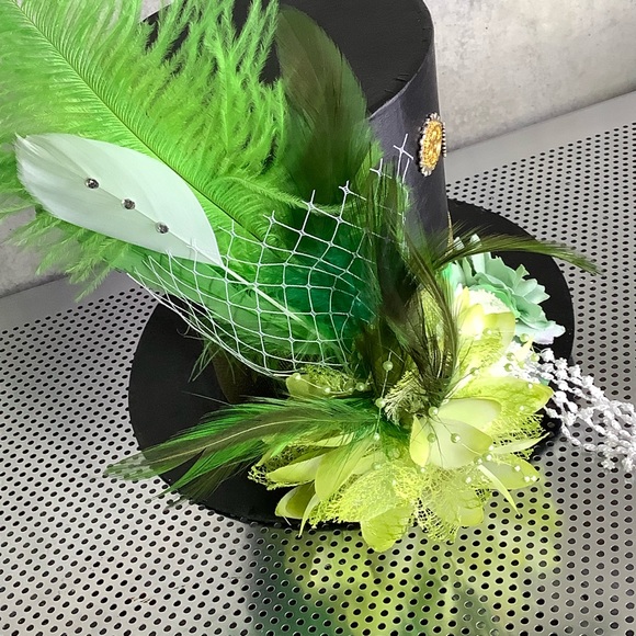 🍒 FEATHER HAT MINI TOP FLOWER GREEN FRINGE BEAD ST PATTY STEAMPUNK BLING BLACK - Picture 2 of 11